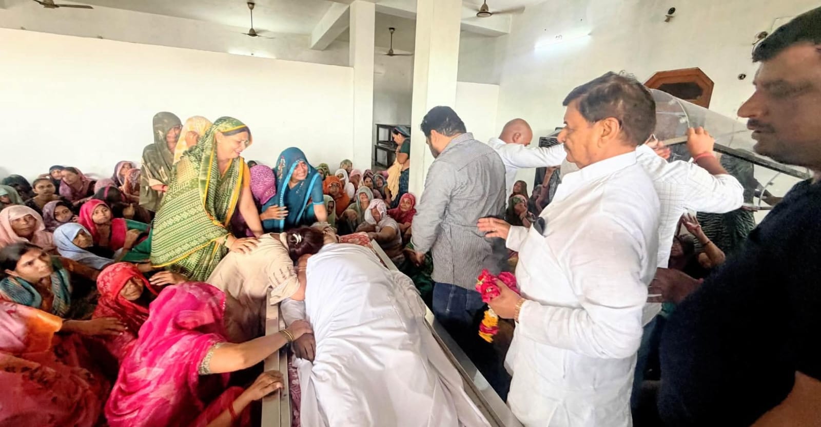 निधन पर श्रद्धांजलि देने पहुँचे शिवपाल यादव