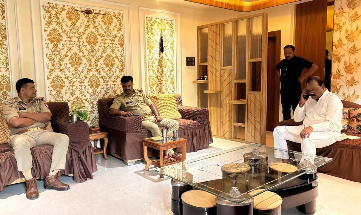 पीड़ित परिवार से मिलने जा रहे सपा नेता शशिकांत शर्मा हाउस अरेस्ट