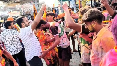 पुष्प बर्षाकर युवाओं ने कांवड़ियों का किया स्वागत