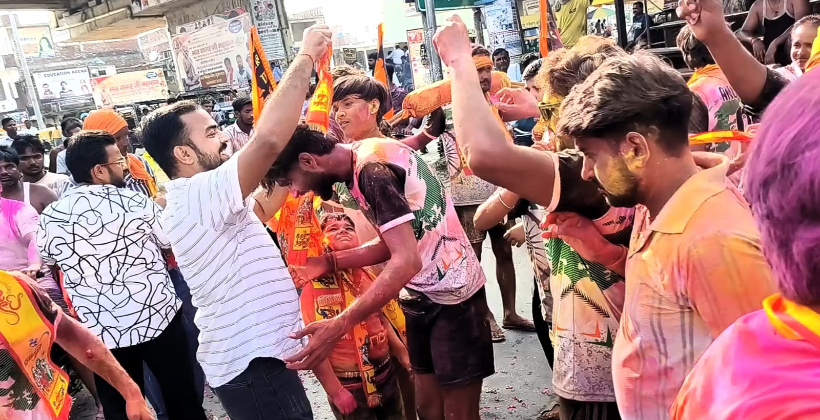 पुष्प बर्षाकर युवाओं ने कांवड़ियों का किया स्वागत