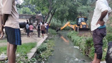 बम्बा की पुलिया पर जमा कूड़ा हटाया गया