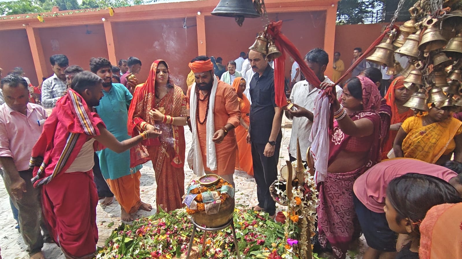 बाबा जनवारी नाथ धाम में सावन के दूसरे सोमवार पर गूंजे हर-हर महादेव के जयकारे