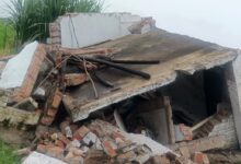 बारिश में ट्यूबवेल की कोठरी जमीन में धंसी