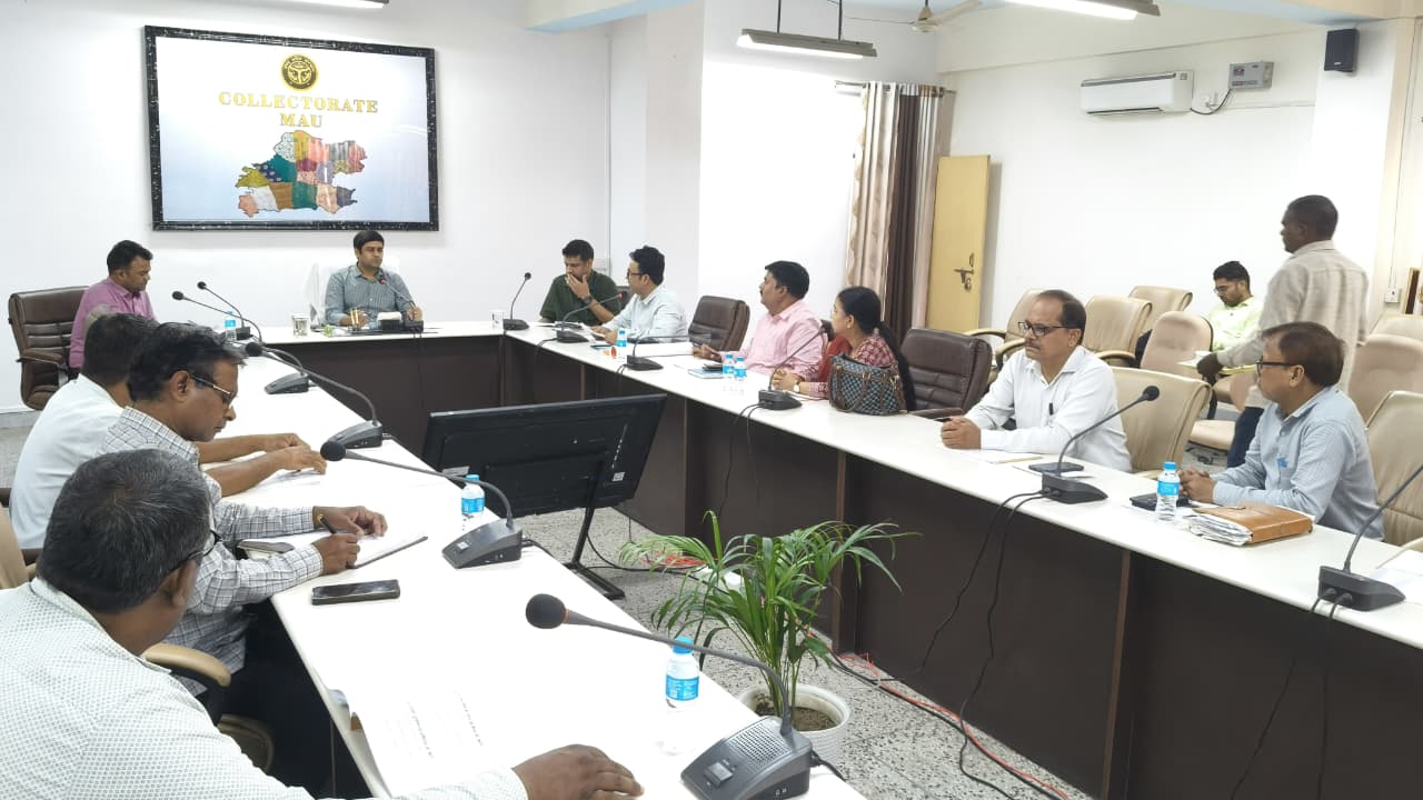 बाल निकेतन ओवरब्रिज निर्माण कार्य पर डीएम सख्त, जून 2027 तक पूरा करने के सख़्त आदेश