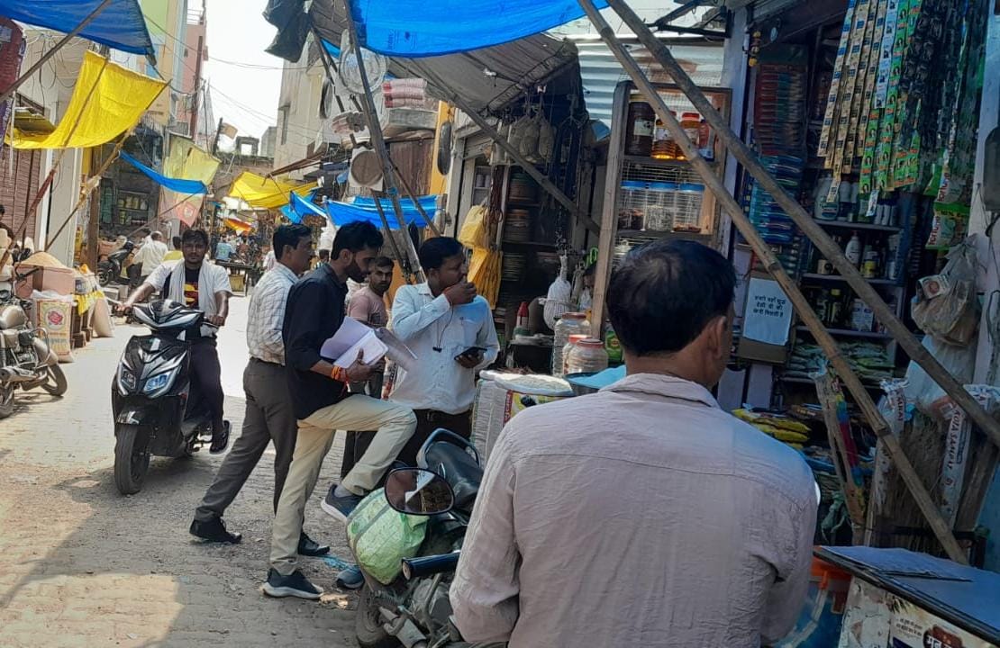 बिजली बकायेदारों पर कार्रवाई: 12 लाख वसूले