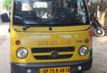 बिना दस्ताबेज छात्रों को ढो रही स्कूल वैन सीज