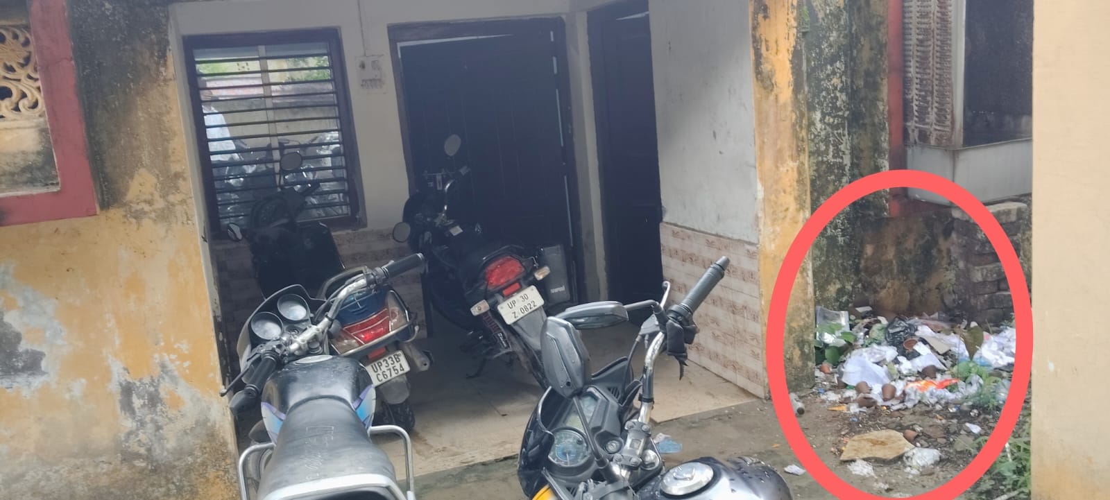 ब्लॉक परिसर में फैली गंदगी व चोक पड़ी नालियों ने खोली स्वच्छता अभियान के दावों की पोल