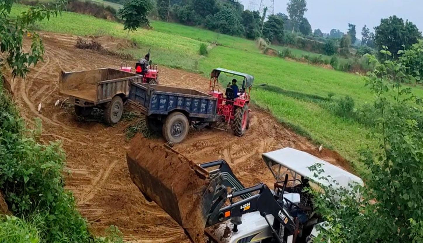 भरथना में मिट्टी का अवैध खनन जारी