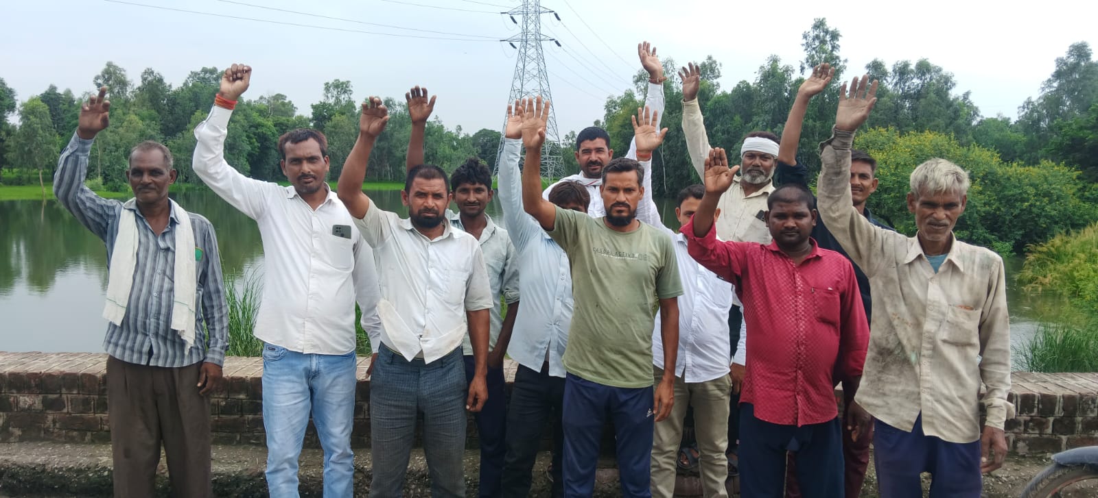 भुसैला तालाब ड्रेन नाला बना मुसीबत, हजारों बीघा धान जलमग्न; ग्रामीणों ने किया प्रदर्शन
