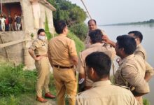 यमुना किनारे झाड़ियों में फंसा मिला महिला का शव