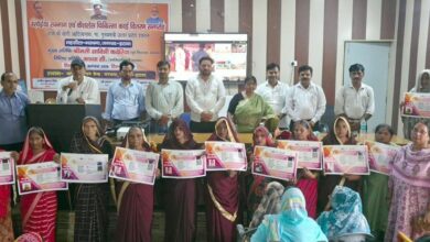 रसोईया सम्मान-कैशलैस चिकित्सा कार्ड वितरण
