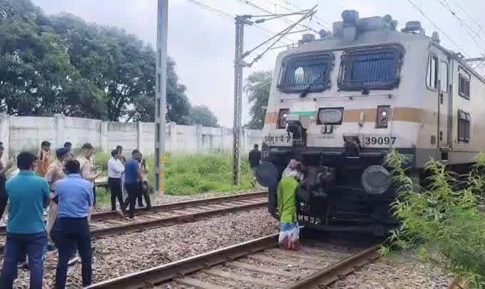 राजधानी की ठोकर से वृद्ध की मौत: ट्रेन के इंजन में फंसा शव