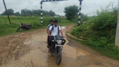रेलवे अंडरपास गड्ढों में जल भराव: राहगीर परेशान
