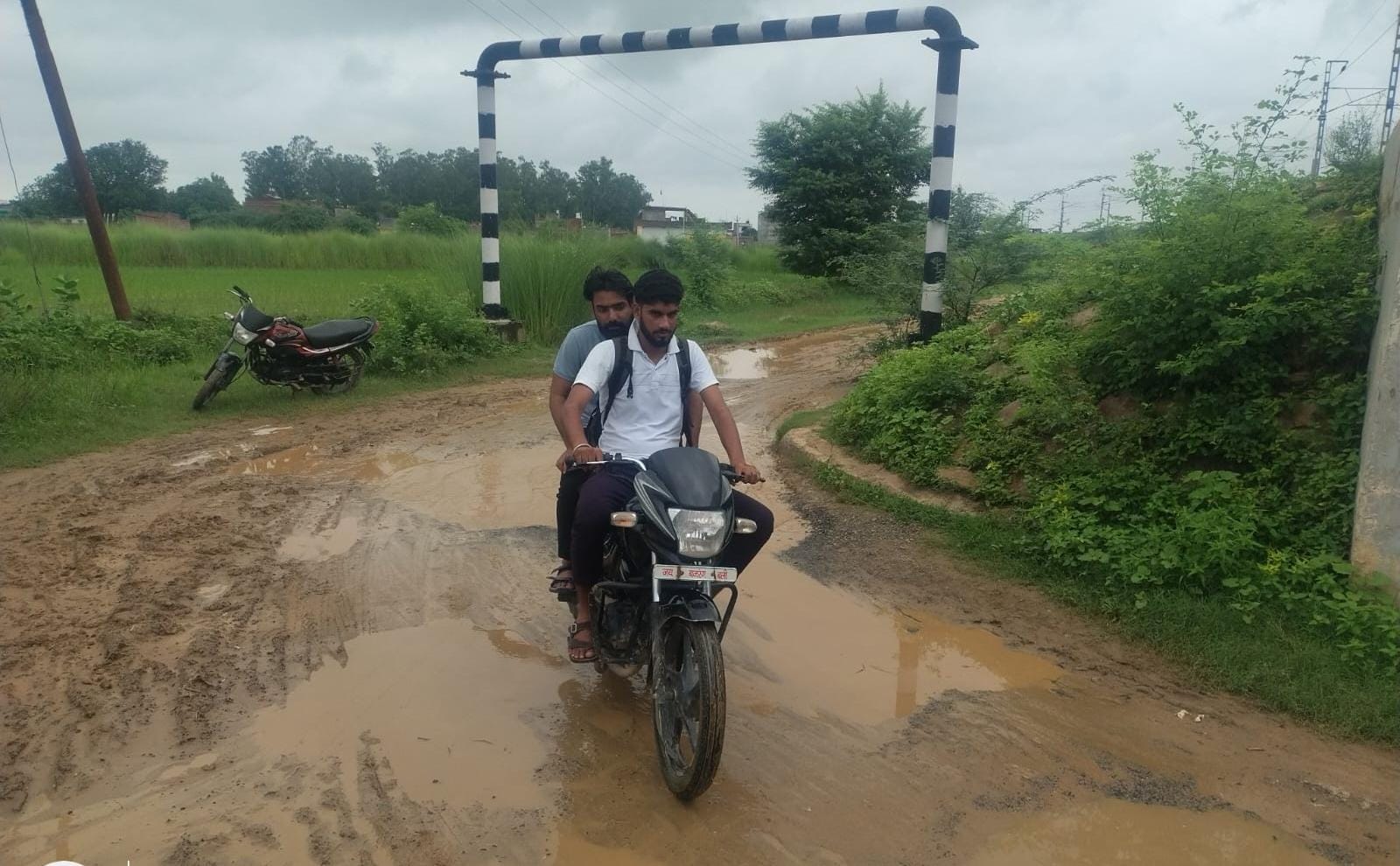 रेलवे अंडरपास गड्ढों में जल भराव: राहगीर परेशान