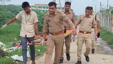रेलवे ट्रैक पर दोनों पैर कटे तड़पता मिला युवक