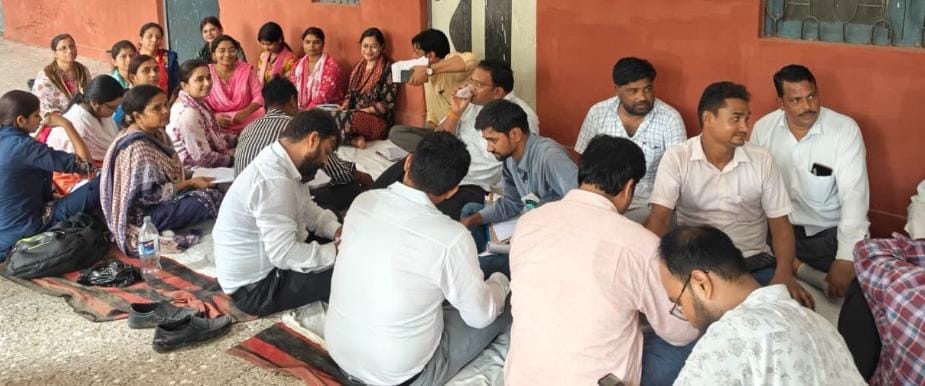 लेखपालों की कलम बंद हड़ताल, अयोध्या में लेखपाल के खिलाफ ट्रैप कार्रवाई का भरथना में विरोध