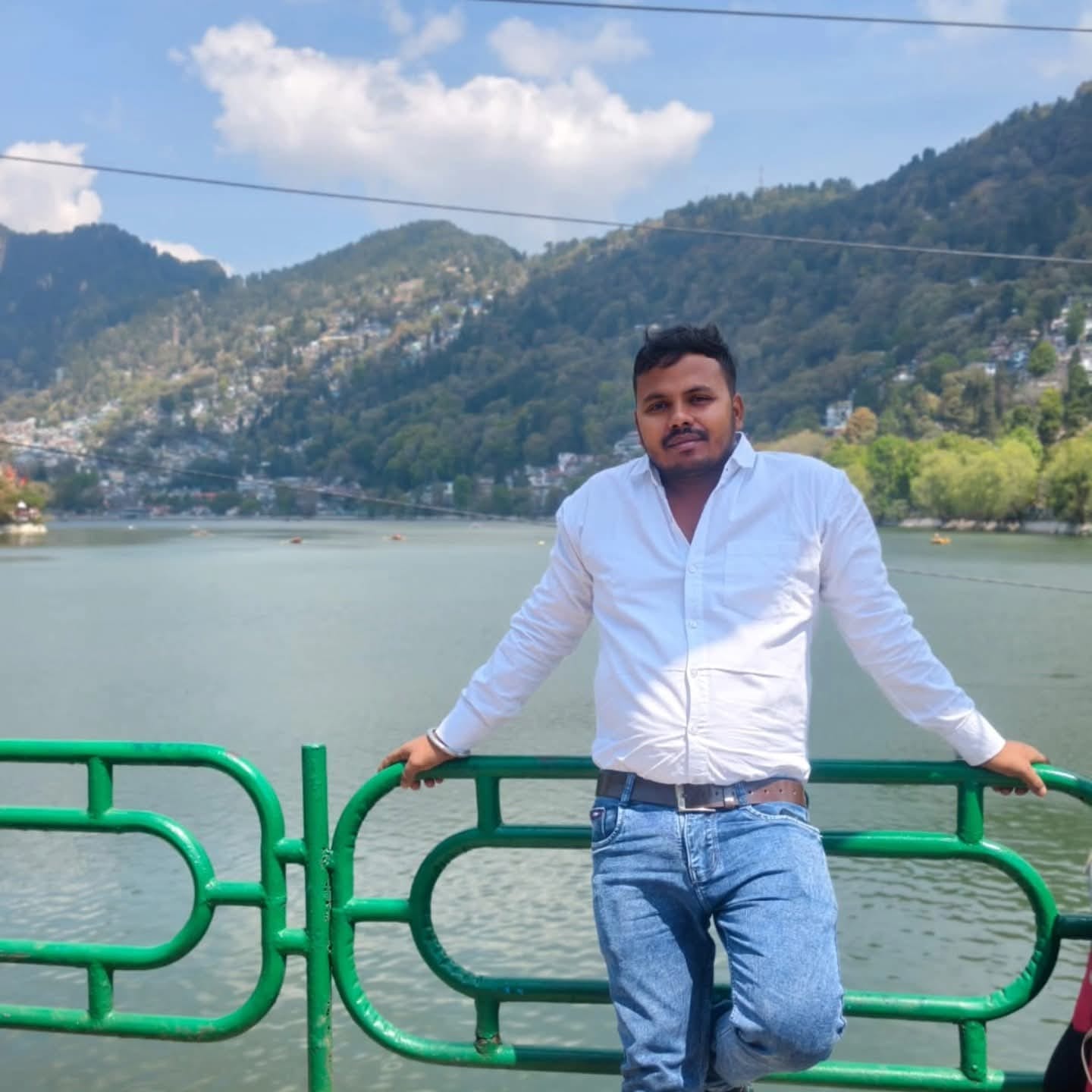 वाहन दुर्घटना में दो युवकों की मौत, एक घायल