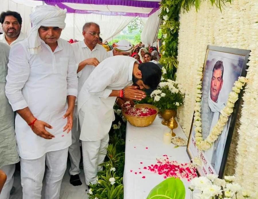 शांति यज्ञ में पहुंचे बदायूं सांसद आदित्य यादव