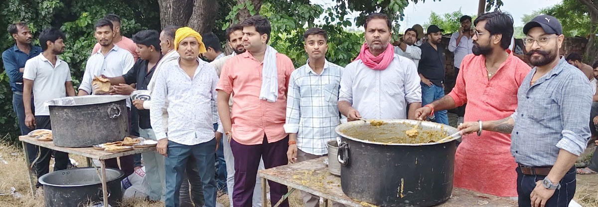शिव भक्तों ने चखा पूड़ी सब्जी का भंडारा
