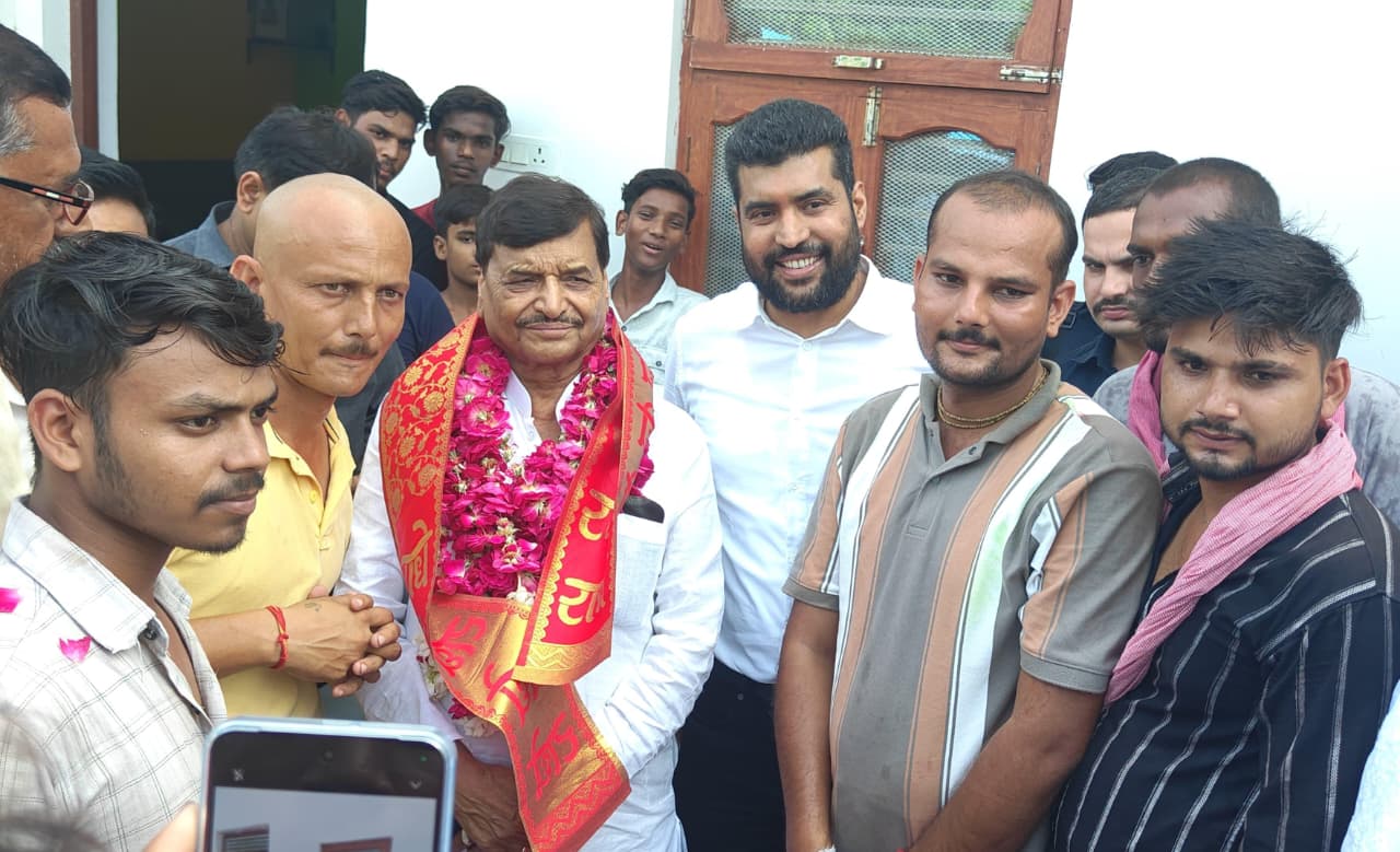 शिवपाल ने नवजात को दिया आशीर्वाद