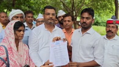सरकारी स्कूलों की बदहाली पर ‘आप’ का प्रदर्शन, डीएम को सौंपा ज्ञापन
