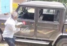सर्विस सेंटर में खड़ी बोलेरो पर पथराव: शीशे तोड़े