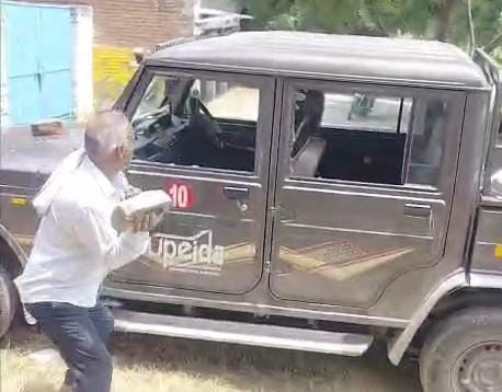 सर्विस सेंटर में खड़ी बोलेरो पर पथराव: शीशे तोड़े