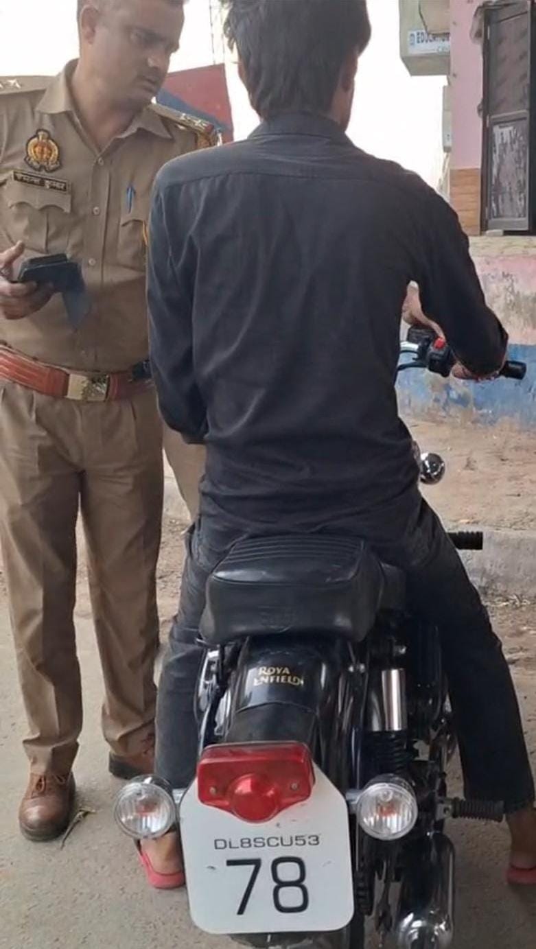साइलेंसर से फायरिंग जैसी आवाज बाली बुलेट सीज