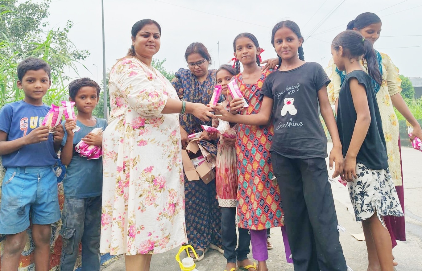 सावन के अंतिम सोमवार पर अंजलि सिंह ने बांटी खुशियां, जरूरतमंद बच्चों व राहगीरों को खिलाई आइसक्रीम-कुल्फी