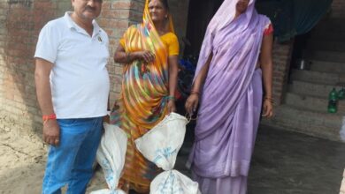 अग्निपीड़ित को ग्राम प्रधान ने पहुंचाई राहत सामग्री