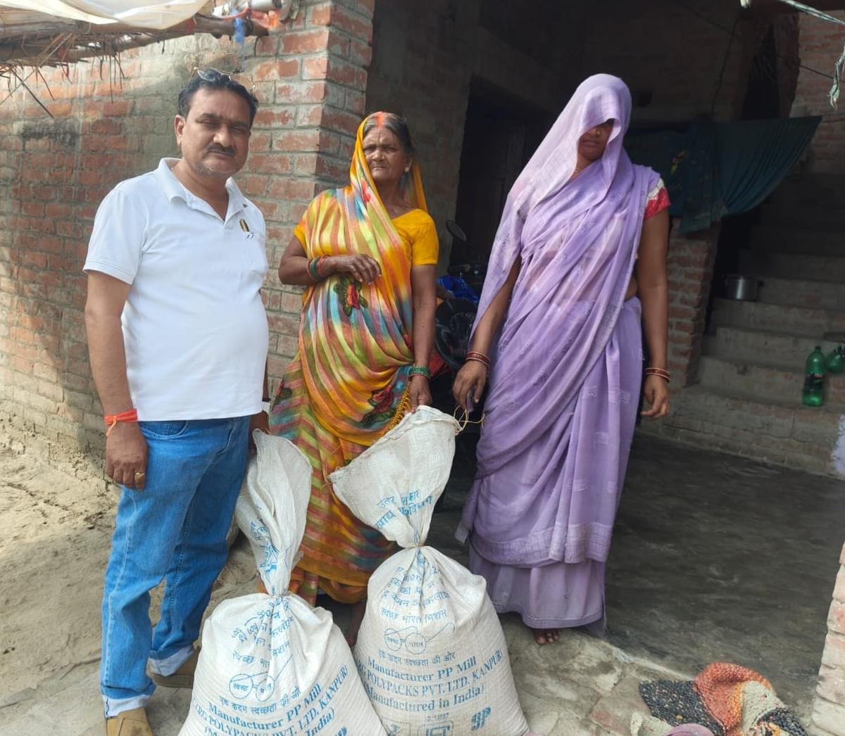 अग्निपीड़ित को ग्राम प्रधान ने पहुंचाई राहत सामग्री