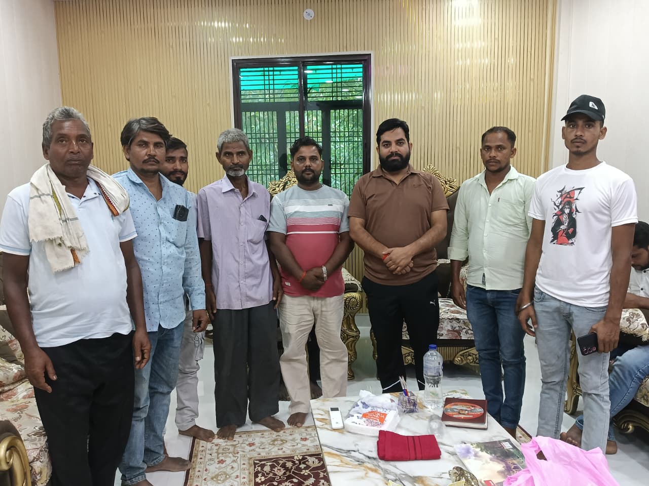 सेवा कार्य में आगे आए आशीष तिवारी, दो जरूरतमंद परिवारों को दी आर्थिक सहायता