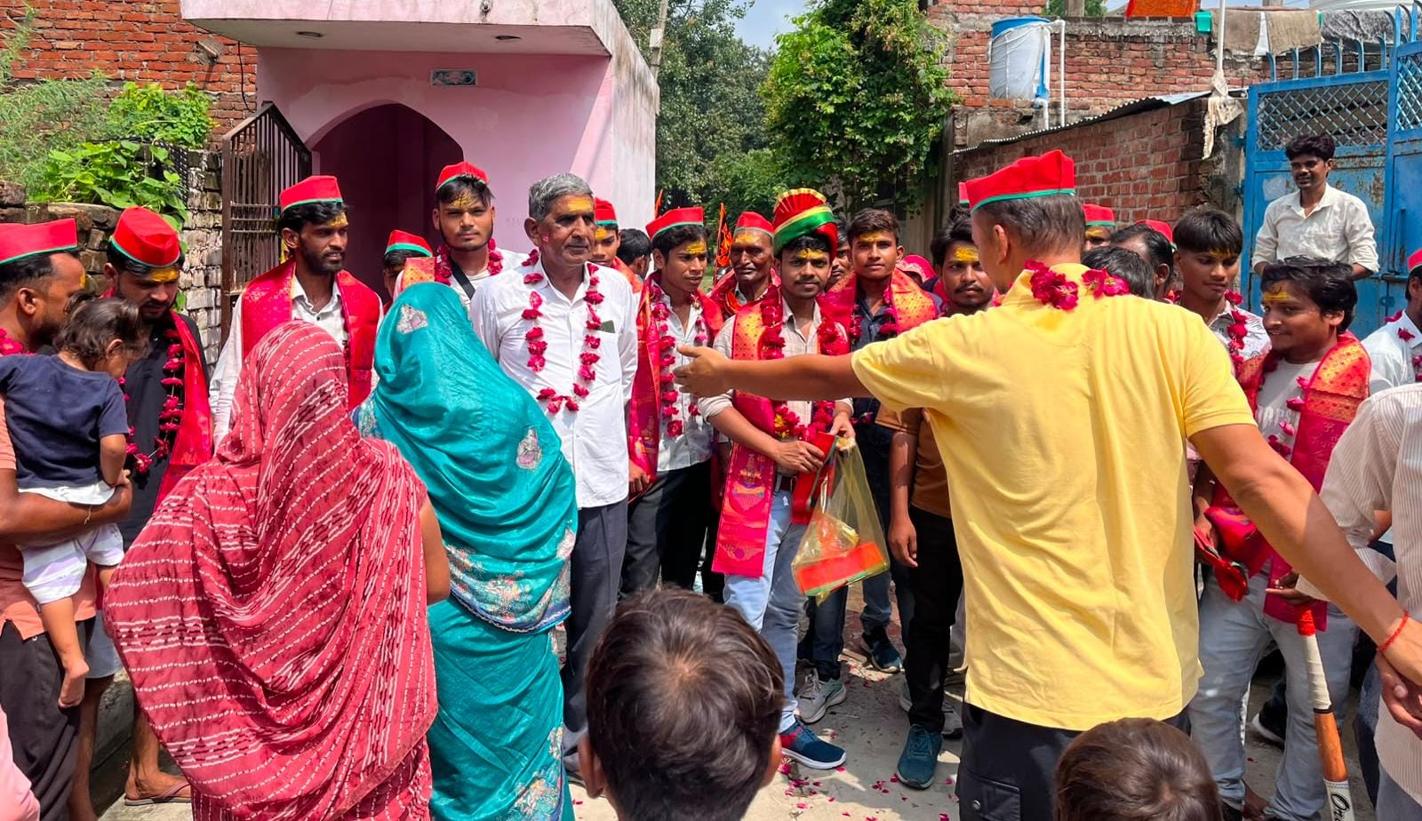 सोरों घाट से गंगाजल लेकर बटेश्वर धाम क़ो कंबड़िया रवाना