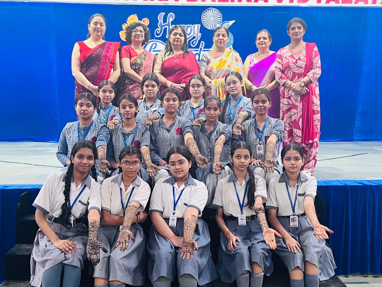 हरियाली तीज पर सजी मेहंदी की रंगोली, छात्राओं ने दिखाई कला प्रतिभा