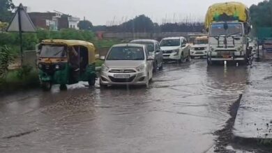 हाईवे सर्विस रोड पर जलभराव: यातायात प्रभावित