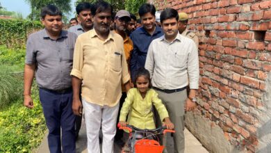 6 साल की समारा की एक शिकायत और बन गई सड़क, डीएम साहब ने गिफ्ट की साइकिल