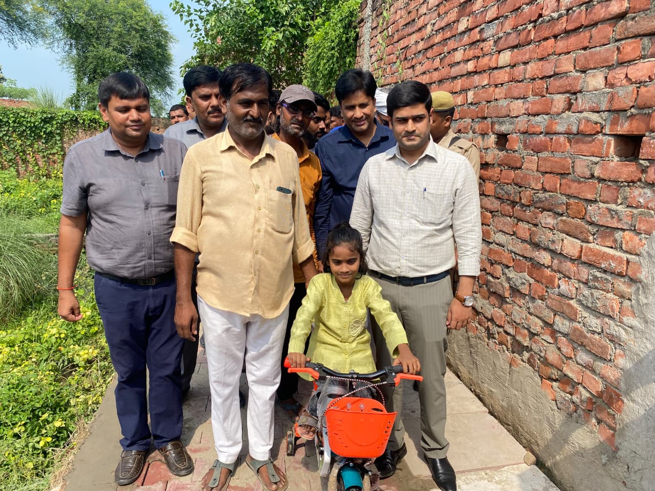 6 साल की समारा की एक शिकायत और बन गई सड़क, डीएम साहब ने गिफ्ट की साइकिल