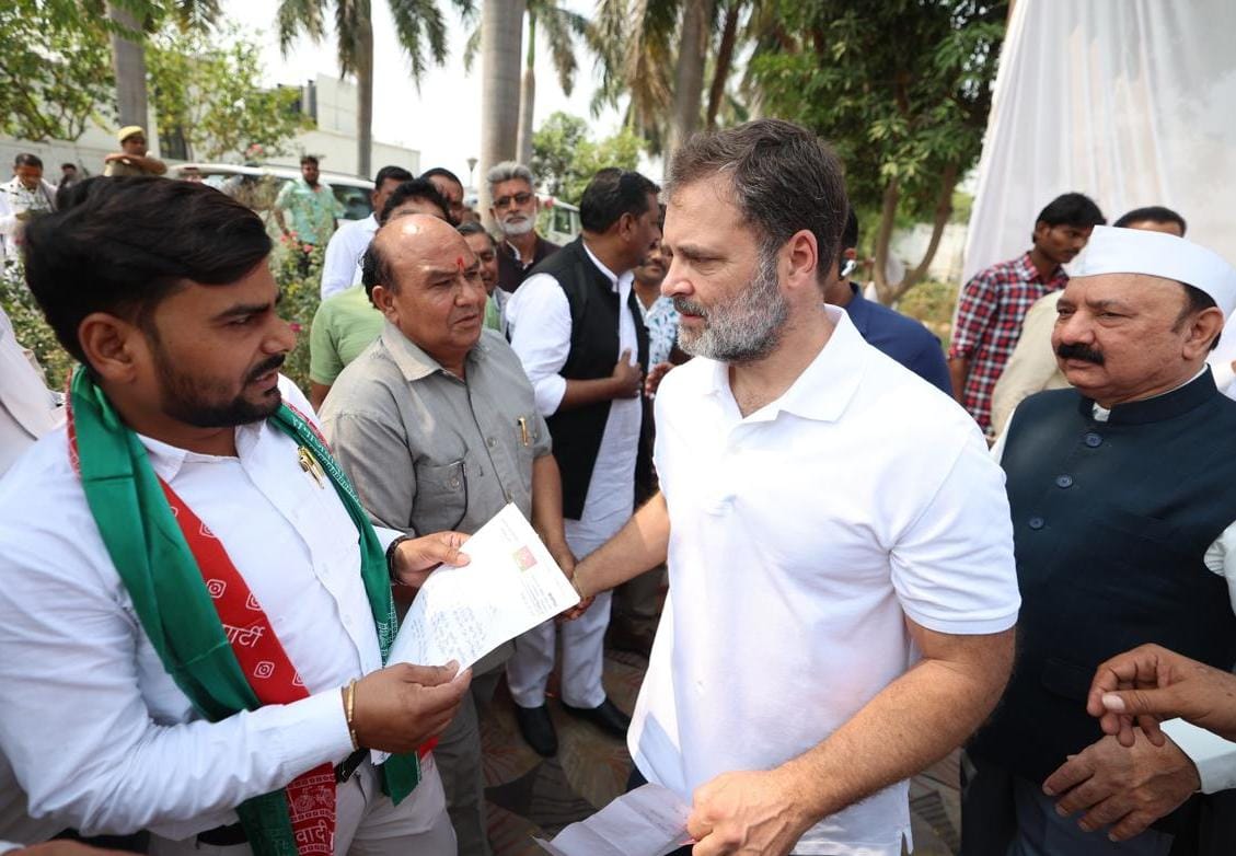 सपा नेता अखिलेश माही ने सांसद राहुल गांधी से कारगिल शहीद राजेंद्र यादव की प्रतिमा लगवाने की मांग
