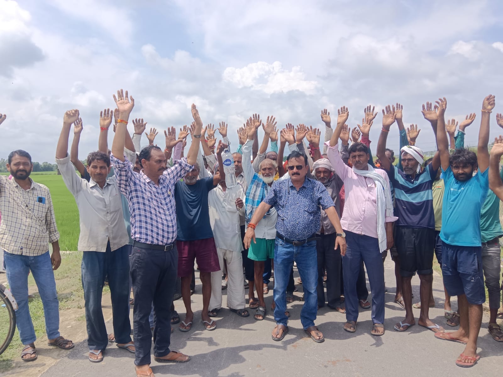 एनटीपीसी के ऐश डाईक से सैकड़ों बीघे फसल जलमग्न, किसानों ने किया प्रदर्शन