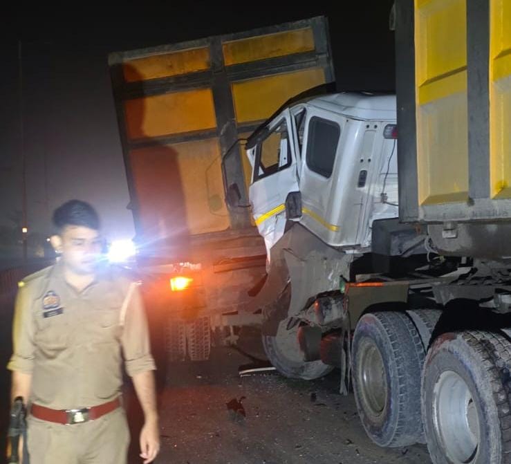 ओवरब्रिज पर दो ट्रकों की भिड़ंत: चालक हुए घायल
