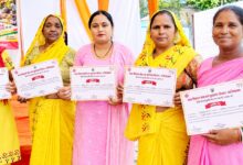 आंगन मिलन सेवा कार्यक्रम में उत्कृष्ट आंगनबाड़ी कार्यकत्रियां सम्मानित