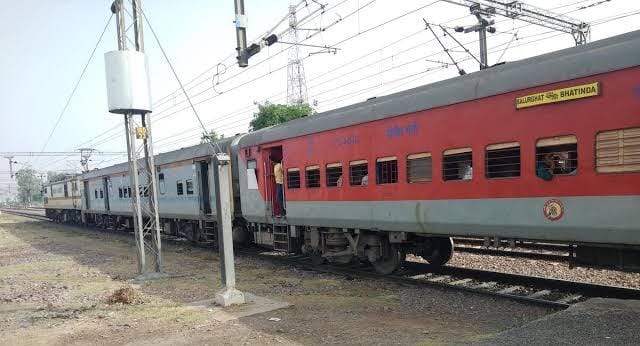 इंजन फेल: डेढ़ घंटा रुकी फरक्का एक्सप्रेस