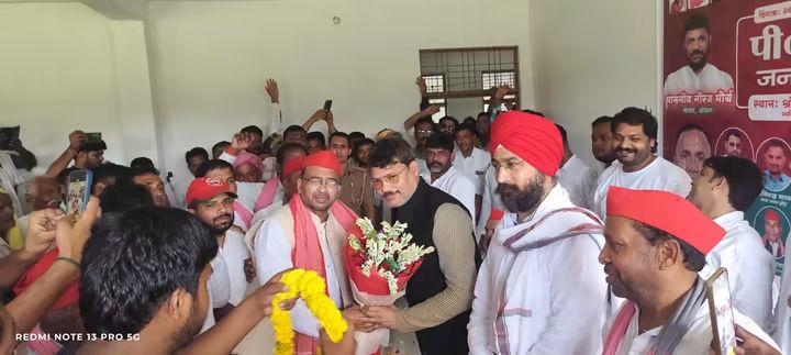 इसौली विधानसभा में PDA की जनचौपाल में पहुंचे सपा सांसद जिला प्रभारी नीरज मौर्य