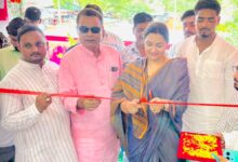 इस्लामगंज में सिफान ज्वेलर्स की चमक, शकील अहमद और मनीषा पांडे ने काटा फीता