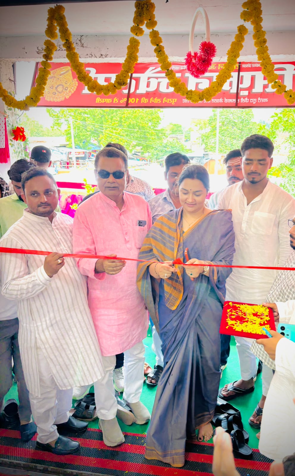 इस्लामगंज में सिफान ज्वेलर्स की चमक, शकील अहमद और मनीषा पांडे ने काटा फीता