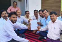 एलआईसी अभिकर्ताओं ने किया कार्य बहिष्कार
