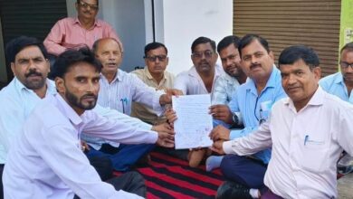 एलआईसी अभिकर्ताओं ने किया कार्य बहिष्कार