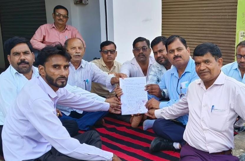 एलआईसी अभिकर्ताओं ने किया कार्य बहिष्कार