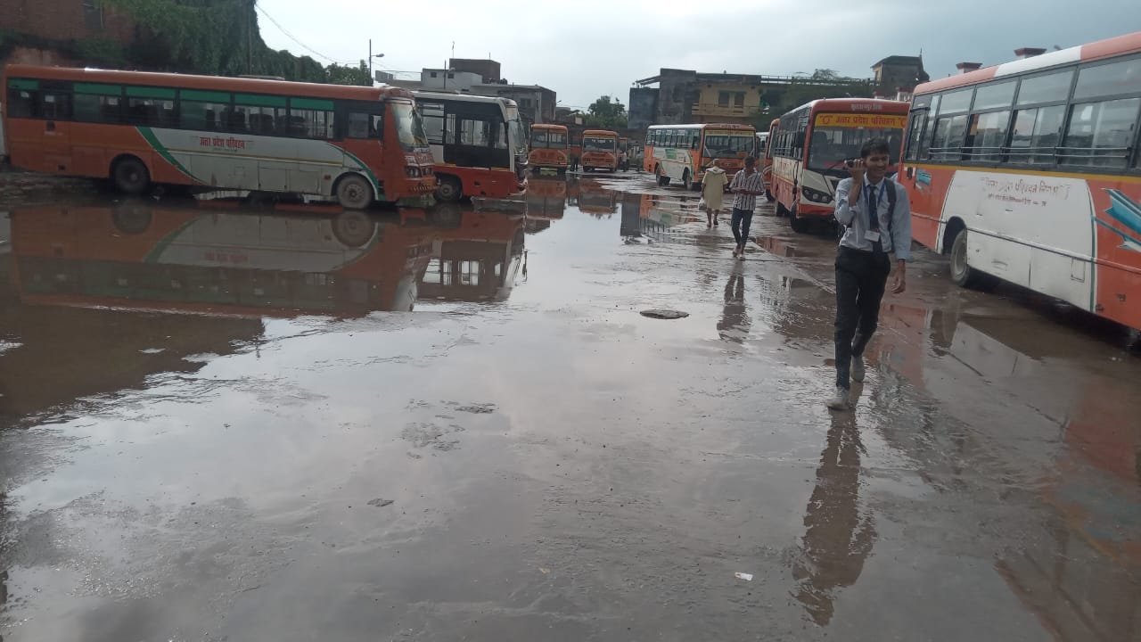 करोंड़ो की लागत से तैयार नए रोडवेज की बिल्डिंग और लबालब परिसर में भरा पानी