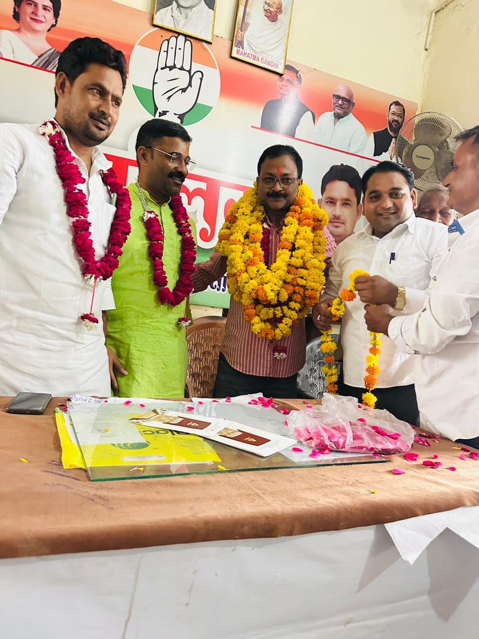 कांग्रेस कार्यालय में राजेश तिवारी का हुआ भव्य स्वागत